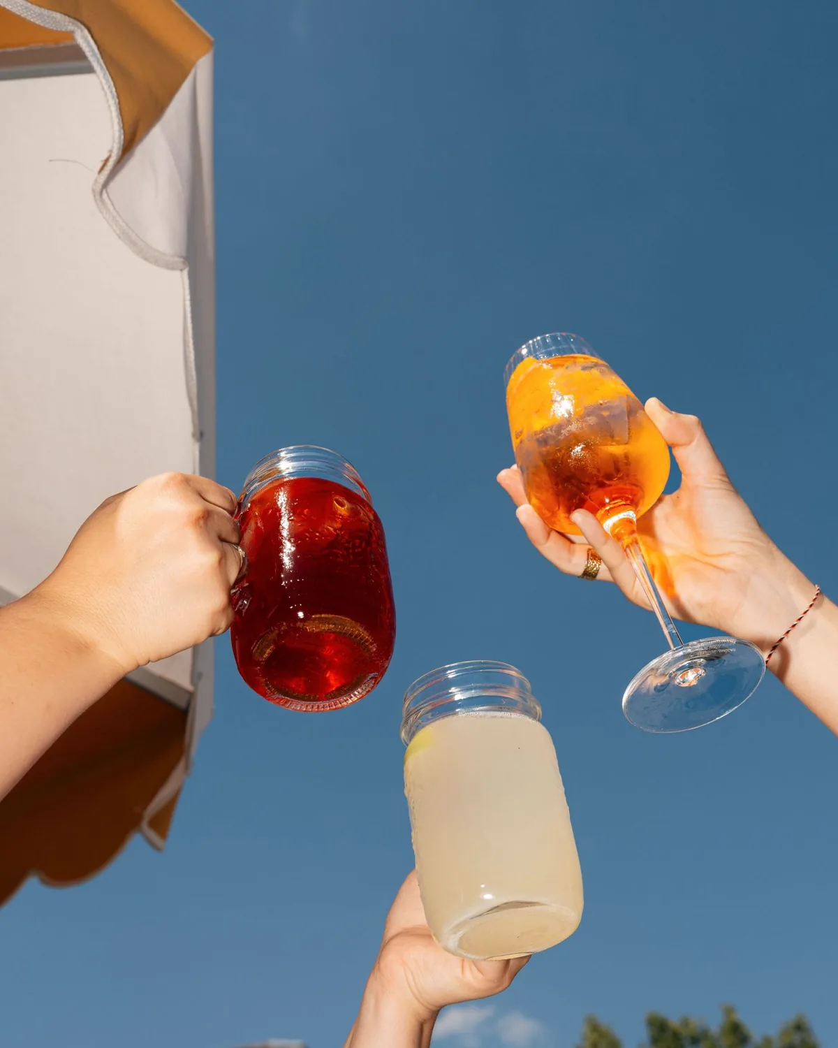 Trois verres levés sur la terrasse de Rosalie