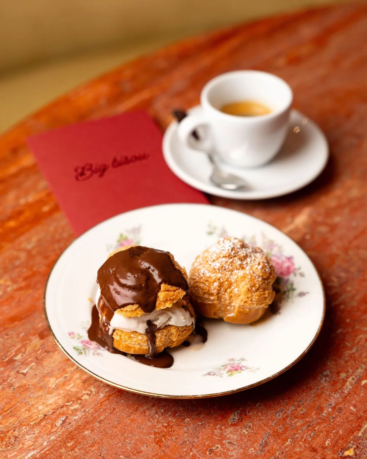 Choux et chocolat, café servi chez Rosalie